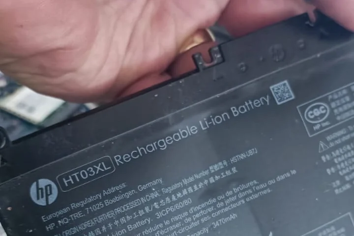 Batería de laptop hinchada manejada con protocolo de seguridad en TecnoSmart Querétaro