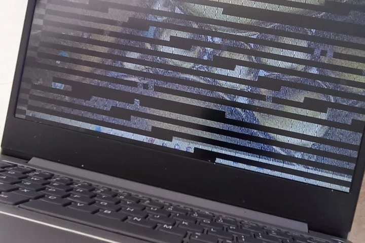 Laptop con pantalla dañada antes del cambio de pantalla en Querétaro