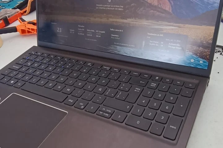 Laptop con pantalla nueva instalada y probada en el taller TecnoSmart Querétaro