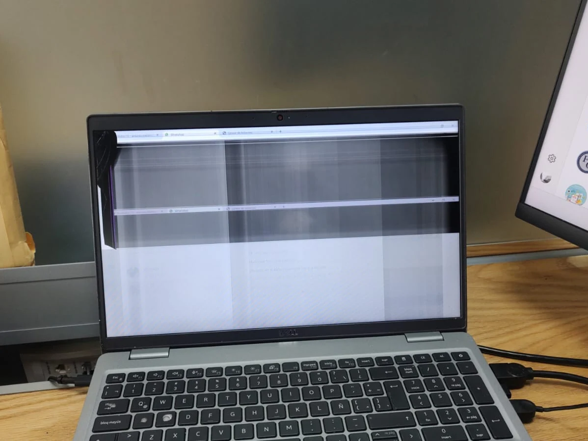 Cambio de pantalla de laptop dañada en el taller TecnoSmart en Querétaro
