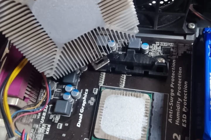 Aplicación de pasta térmica nueva en el procesador de una PC durante mantenimiento preventivo en Querétaro