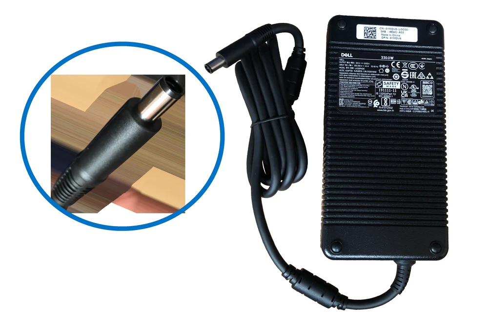 Etiqueta de un cargador de laptop con voltaje y amperaje, y acercamiento a la punta del conector