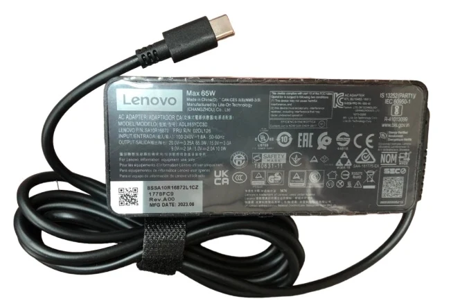 Cargador de laptop original con conector USB-C y su etiqueta de especificaciones