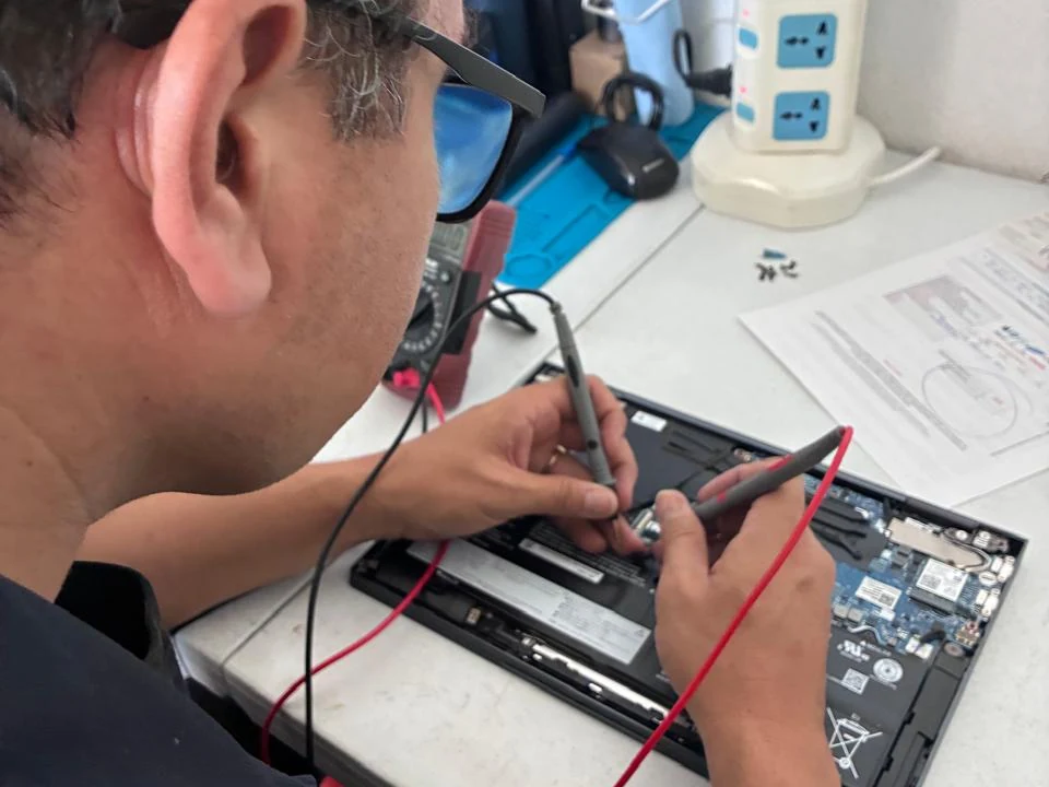 Técnico de TecnoSmart diagnosticando una laptop en el taller en Querétaro