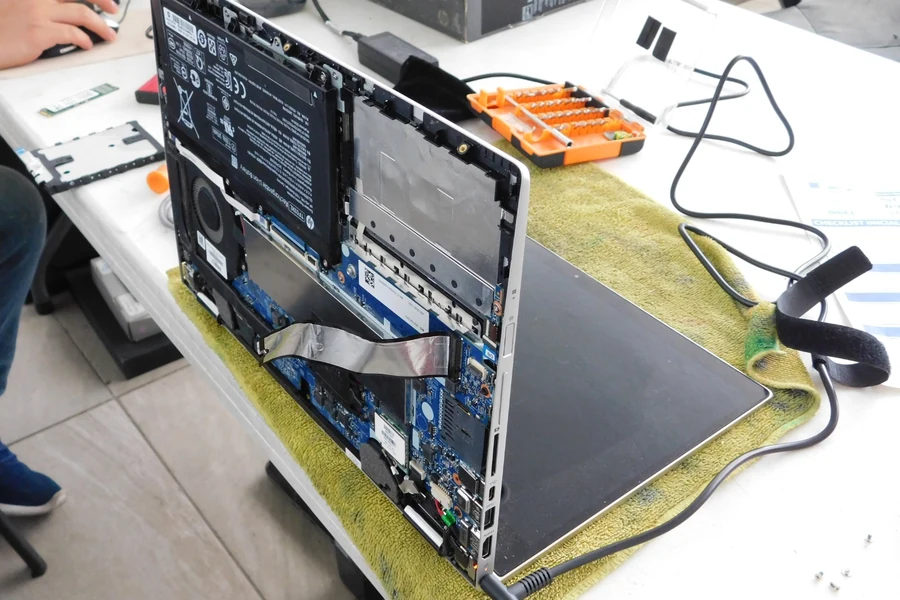 Pruebas de hardware y software durante el diagnóstico en taller TecnoSmart