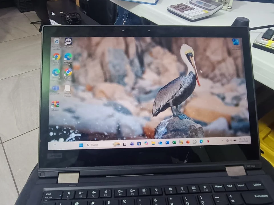 Laptop con escritorio limpio tras el formateo e instalación de Windows en taller TecnoSmart Querétaro