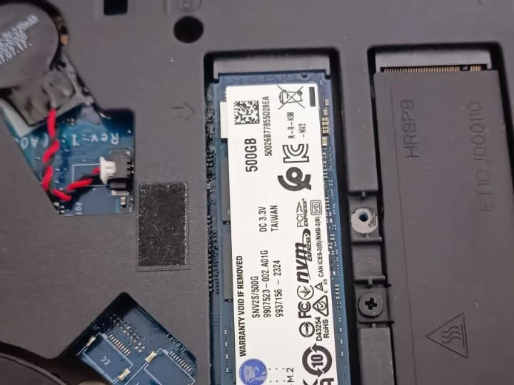 Instalación de SSD M.2 NVMe en una laptop en el taller TecnoSmart en Querétaro