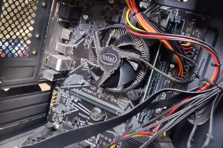 Interior de computadora con polvo acumulado antes del mantenimiento preventivo en Querétaro