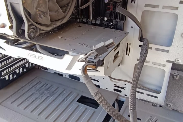 Interior de una PC con polvo acumulado antes de la limpieza en TecnoSmart Querétaro