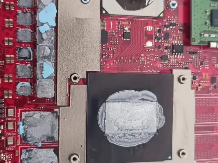 Cambio de pasta térmica en una laptop durante mantenimiento preventivo en el taller TecnoSmart en Querétaro