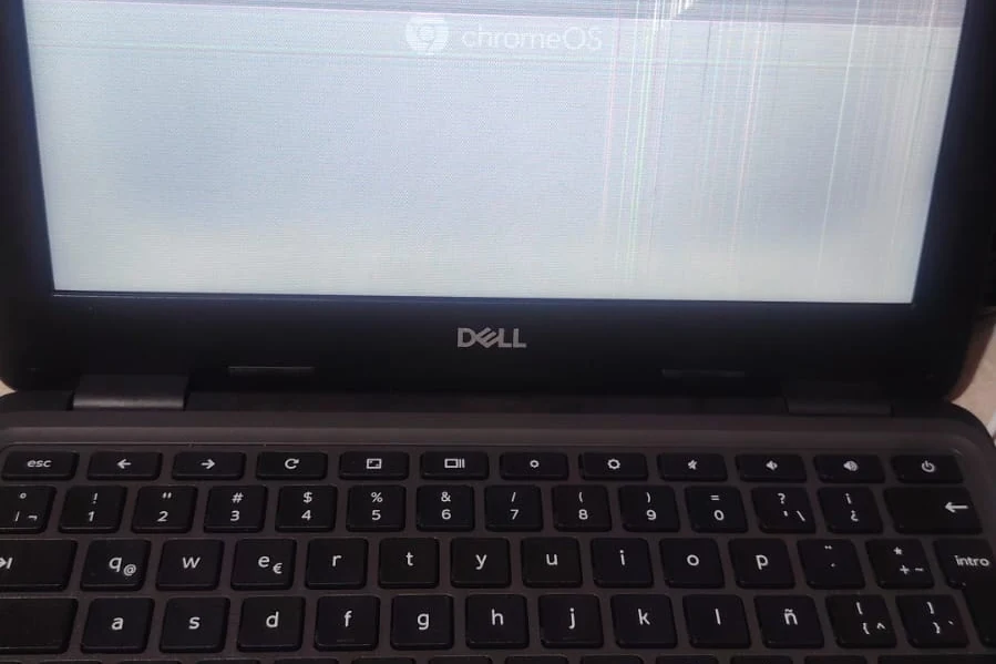 Pantalla de laptop dañada revisada durante el cambio de pantalla en TecnoSmart Querétaro