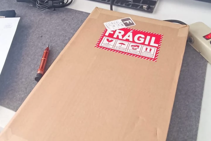 Pantalla de laptop nueva y compatible recibida del proveedor para el cambio en TecnoSmart Querétaro