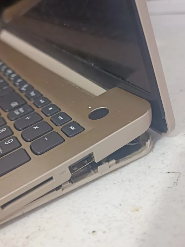 Bisagra de laptop suelta del marco junto al teclado, con la carcasa fracturada