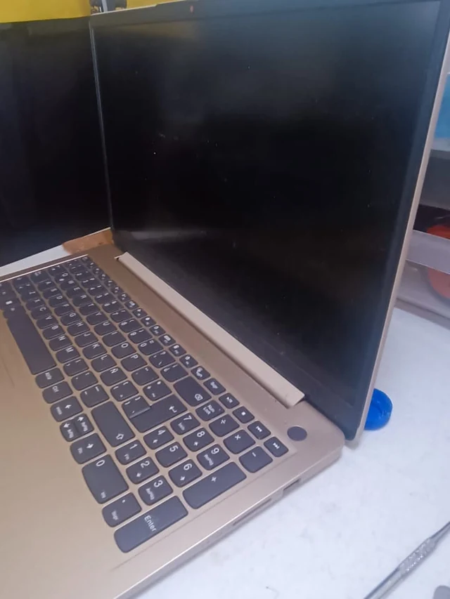 Misma laptop con la bisagra reparada, tapa cerrada correctamente y equipo funcionando