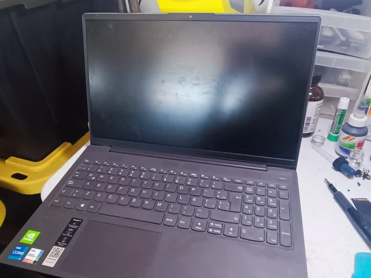 Laptop ya ensamblada y encendida tras la reparación de la bisagra