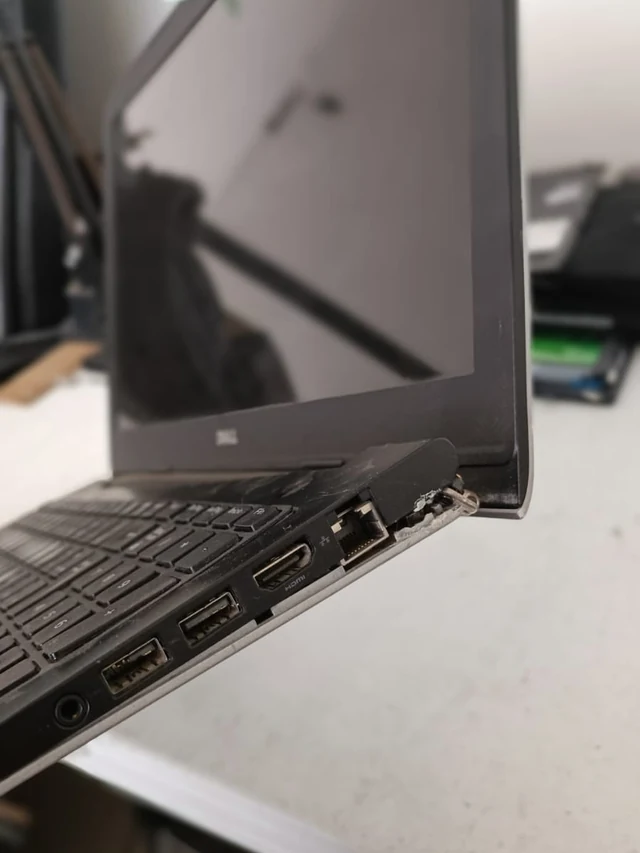 Bisagra de laptop Dell fracturada, con la tapa sin sostenerse por sí sola