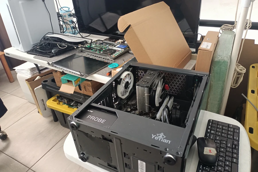 Computadora de escritorio en reparación en el taller TecnoSmart de Querétaro