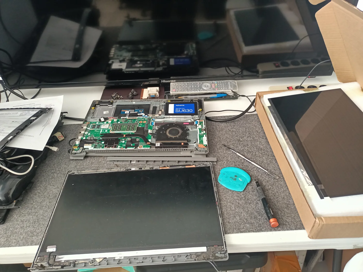 Laptop en reparación sobre la mesa de trabajo del taller TecnoSmart en Querétaro