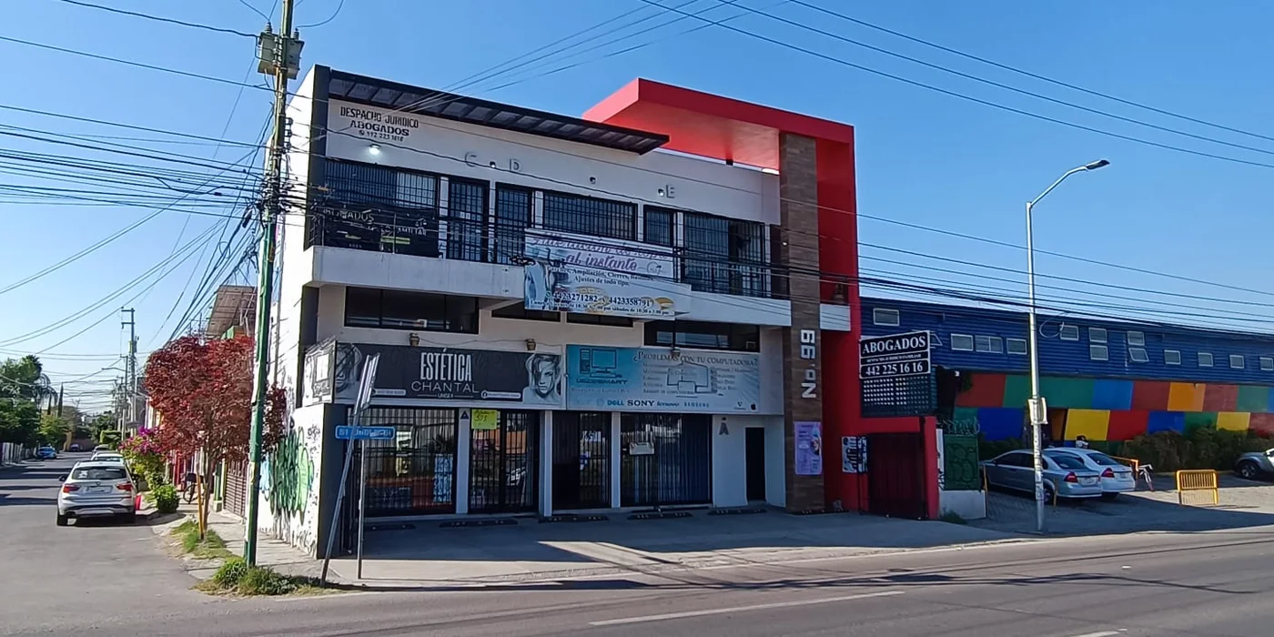 Fachada del edificio del taller TecnoSmart en Bosques del Sol, Querétaro, con torre roja y el número 99